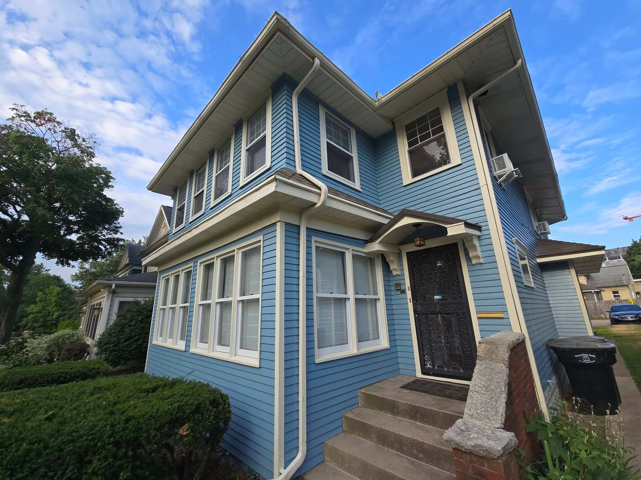 Stahl Painting Company’s expert exterior restoration, showcasing precision work and quality craftsmanship on a local home.